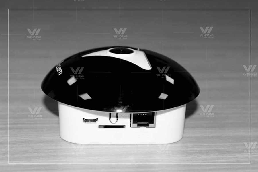 Khe cắm thẻ nhớ và nguồn ở bên hông camera EBITCAM EBF2