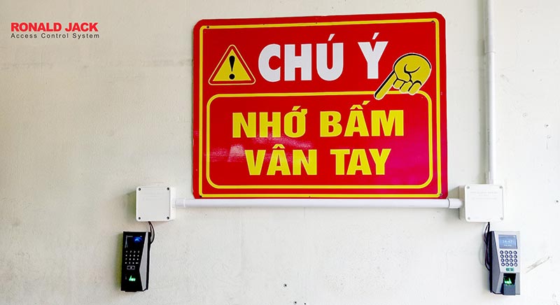 Lắp đặt máy chấm công RONALD JACK F18 thực tế