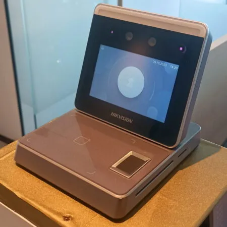 may-dang-ky-khuon-mat-hikvision-ds-k1f600u-d6e-f-3.jpg